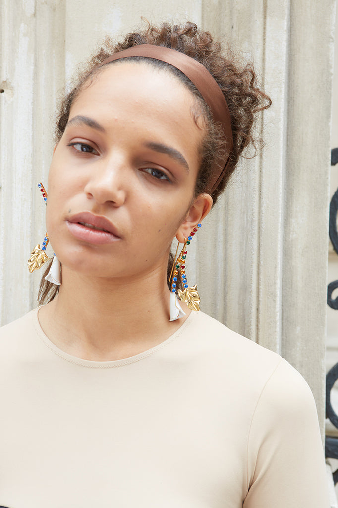 girl wearing calla earrings from safsafu
