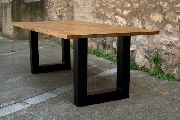 Vista mesa de comedor gredos de diseño industrial con madera maciza de roble.