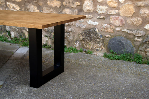 Detalle mesa de comedor gredos de diseño industrial con madera maciza de roble.