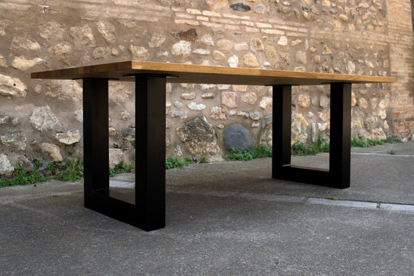 Vista mesa de comedor gredos de diseño industrial con madera maciza de roble.