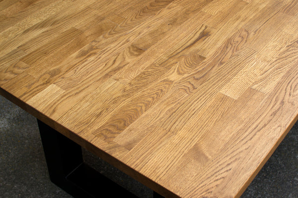 Detalle madera mesa de comedor gredos de diseño industrial con madera maciza de roble.
