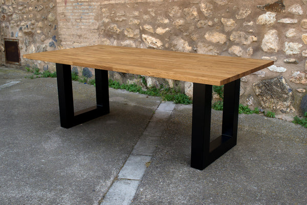 Vista mesa de comedor gredos de diseño industrial con madera maciza de roble.