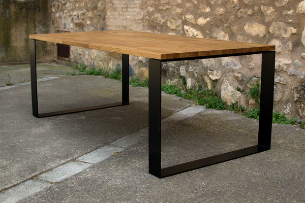 Vista mesa de comedor teide de diseño industrial con madera maciza de roble.