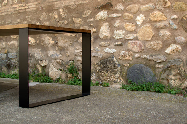Detalle mesa de comedor teide de diseño industrial con madera maciza de roble.