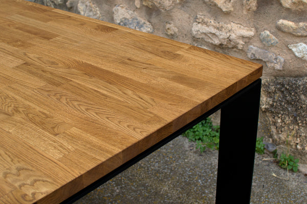 Detalle madera mesa de comedor teide de diseño industrial con madera maciza de roble.