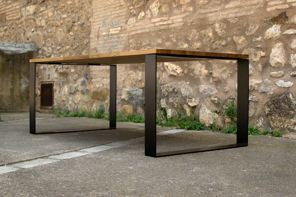 Vista mesa de comedor teide de diseño industrial con madera maciza de roble.