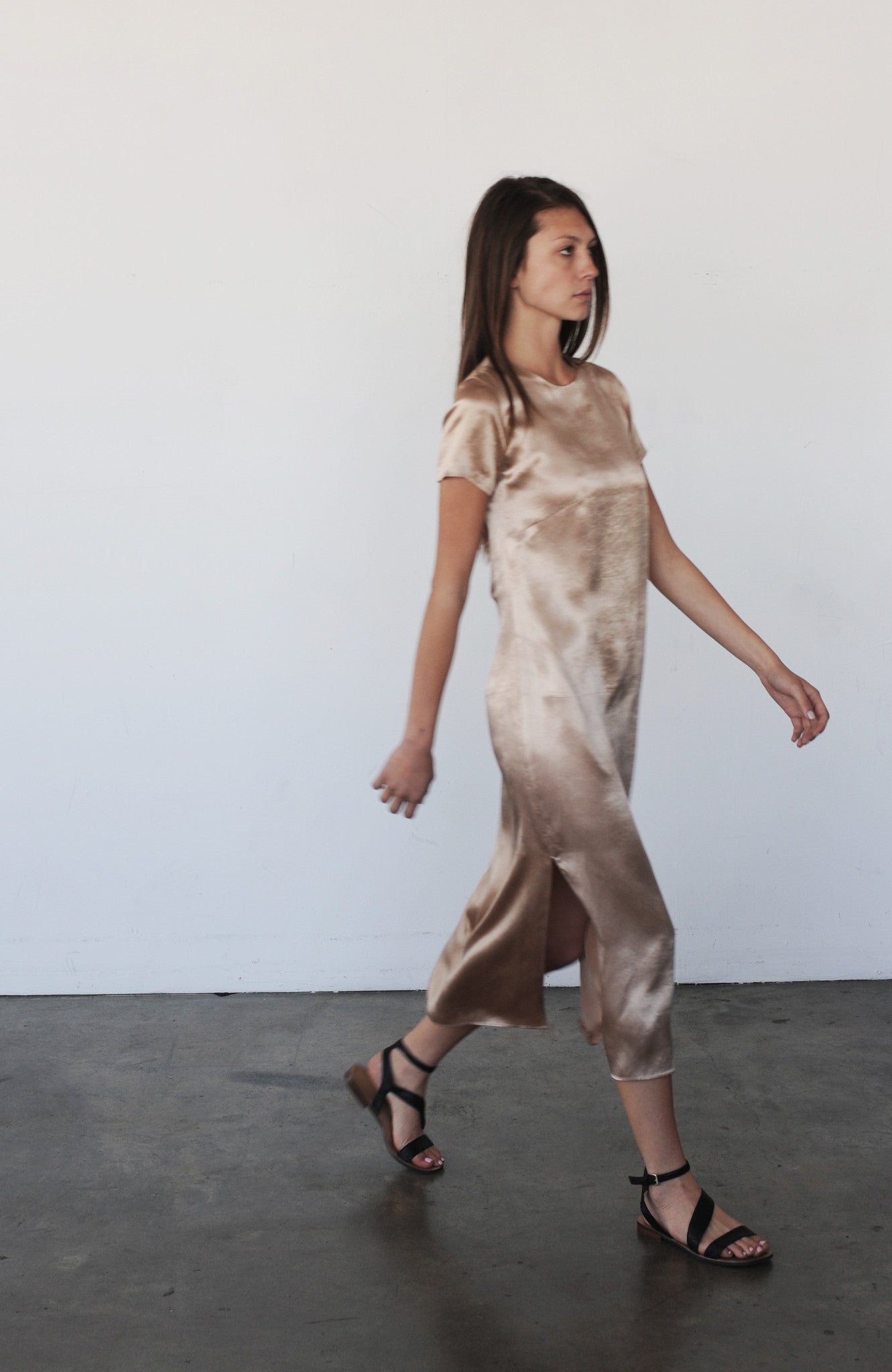BACK CUTOUT DRESS