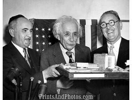 Albert Einstein w/ Pipe 5206