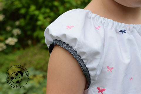 Baumwolle "Butterfly Girls" kombiniert mit Falzgummiband "Glitzer" genäht wurde das eBook - "Sommer Bluse" - Bluse - Schneiderline - Kleid - Sommerkleid - Baumwollkleid - Webwarenkleid - Nähen für Mädchen - Stoff & Schnitt - Glückpunkt