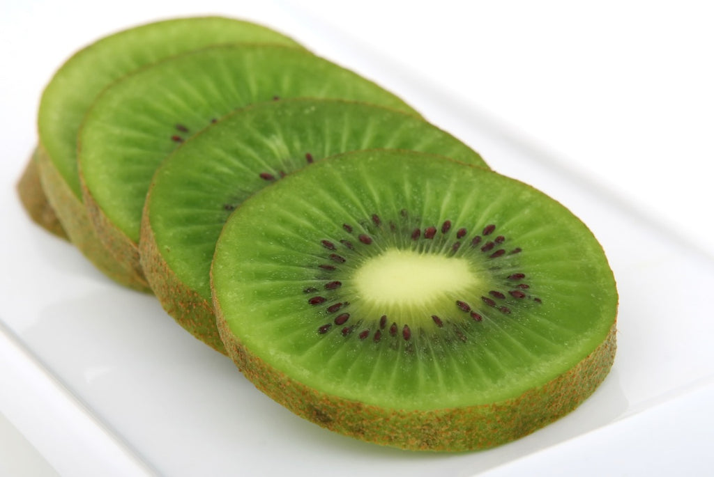 How to cut a kiwi: sliced kiwi on a plate