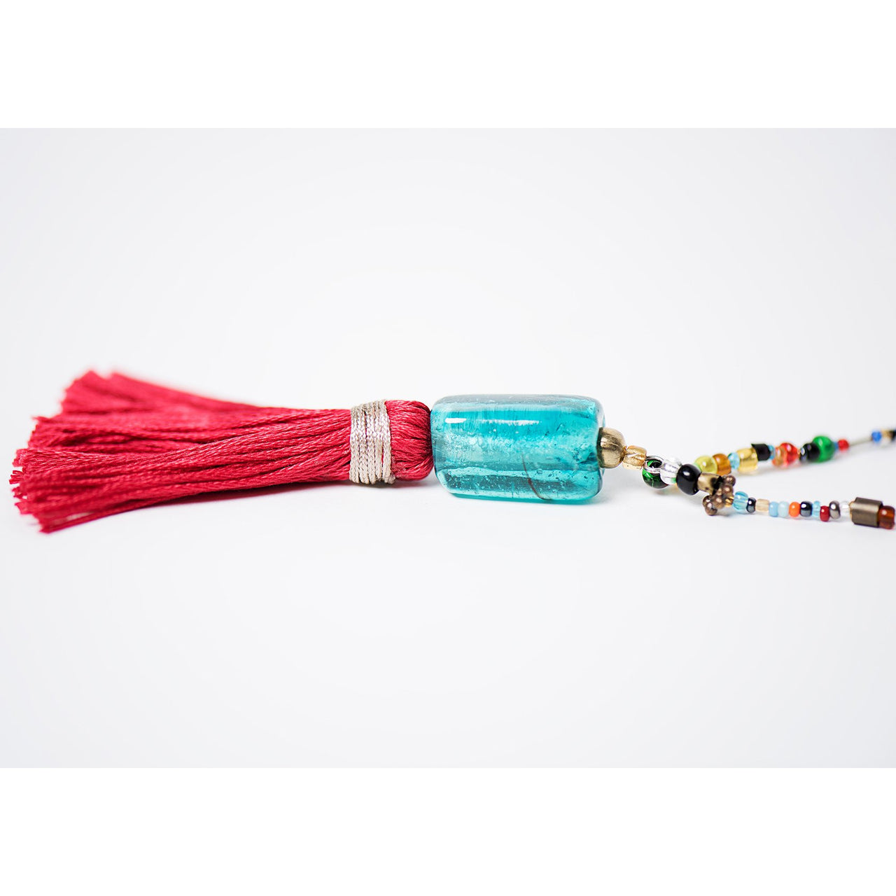 Mala en beads de verre recyclées avec un tassel (pompom) fait main