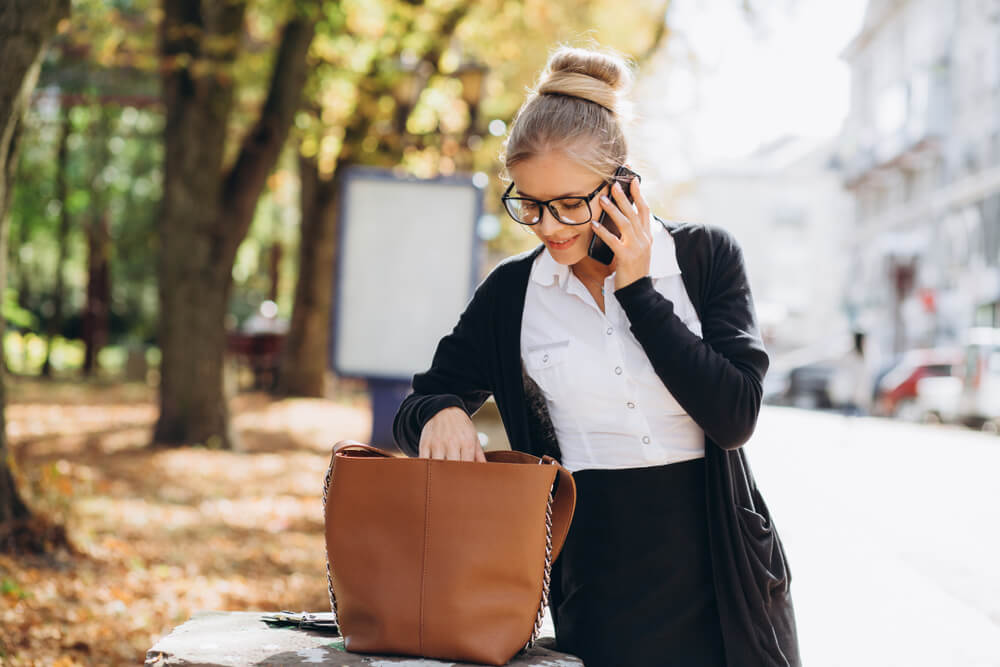 What are the best types of handbags for professional women?