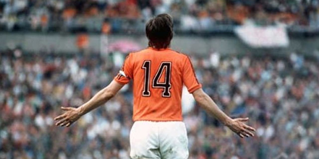 Cruyff et son maillot néerlandais de 1974 qui ont changé le football pour toujours.