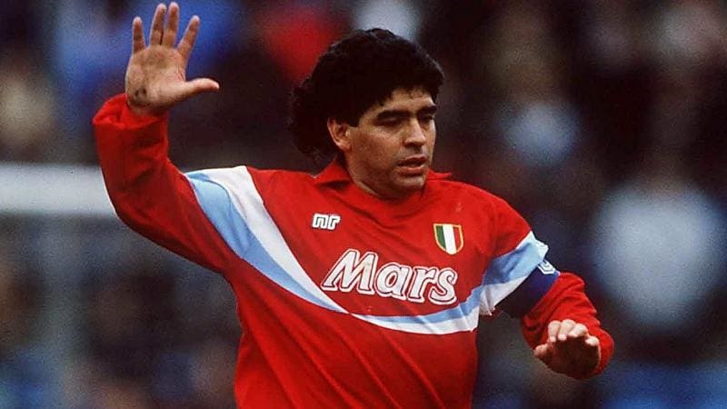 Qual è la storia dietro la maglia del Napoli di Maradona