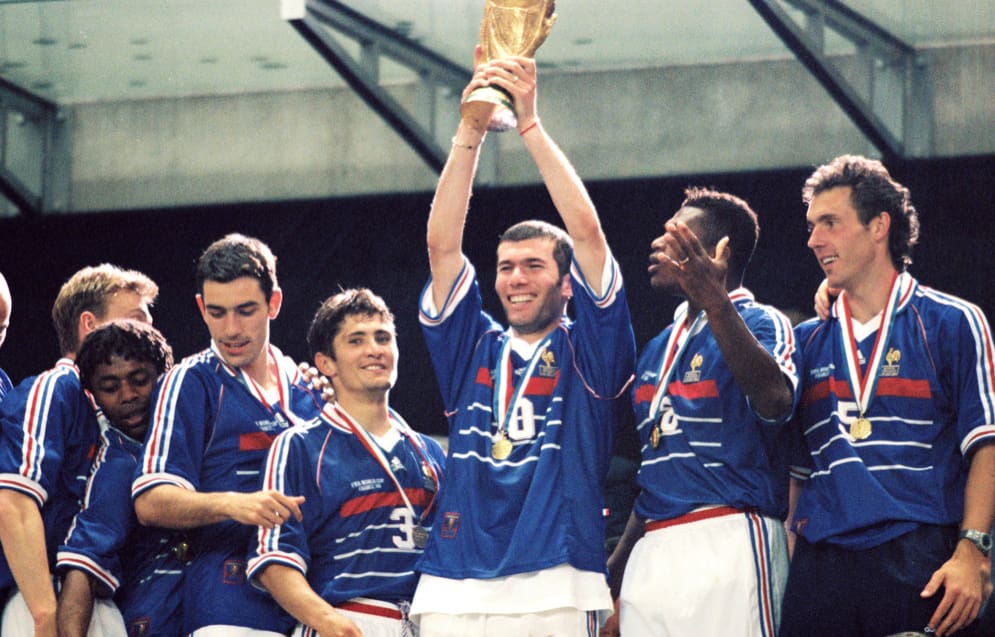 Quelle nostalgie ! Le maillot de Zidane pour la Coupe du Monde 98 a une histoire incroyable.