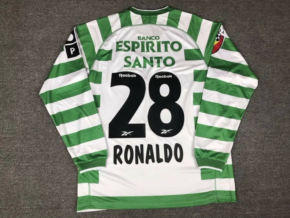 Si vous êtes un fan de CR7 vous adorerez lhistoire de ce maillot Sporting Portugal de Lisbonne de Ronaldo.