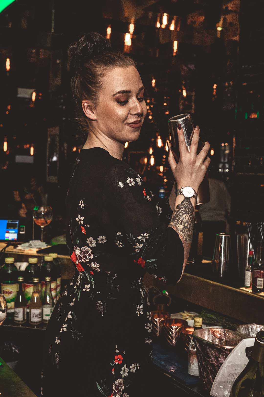 Barmaid fait un cocktail