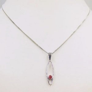 collier chaine avec pendentif diamant rose en or blanc 18 carats