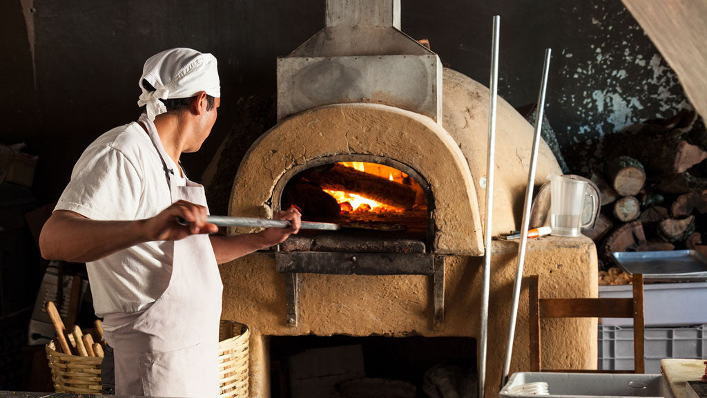MASONRY OVEN WITH CHEF AND PIZZA