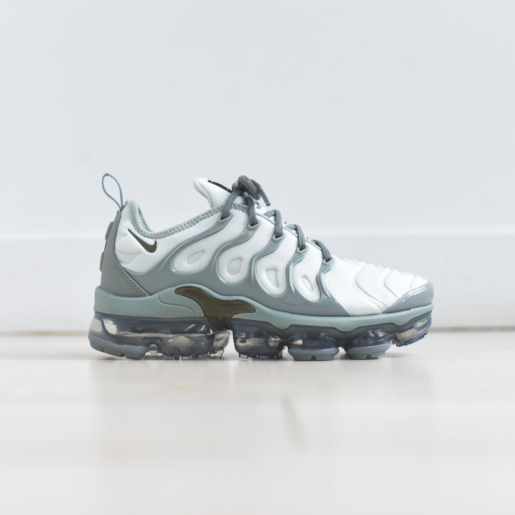 vapormax plus grey navy multi