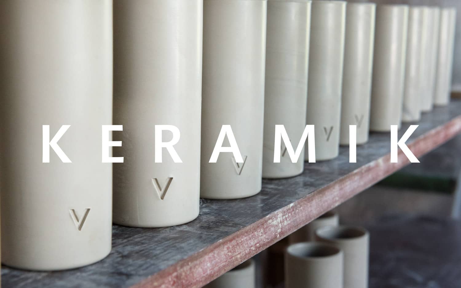 Keramik-Banner Keramikdosen aufgereiht in der Produktion