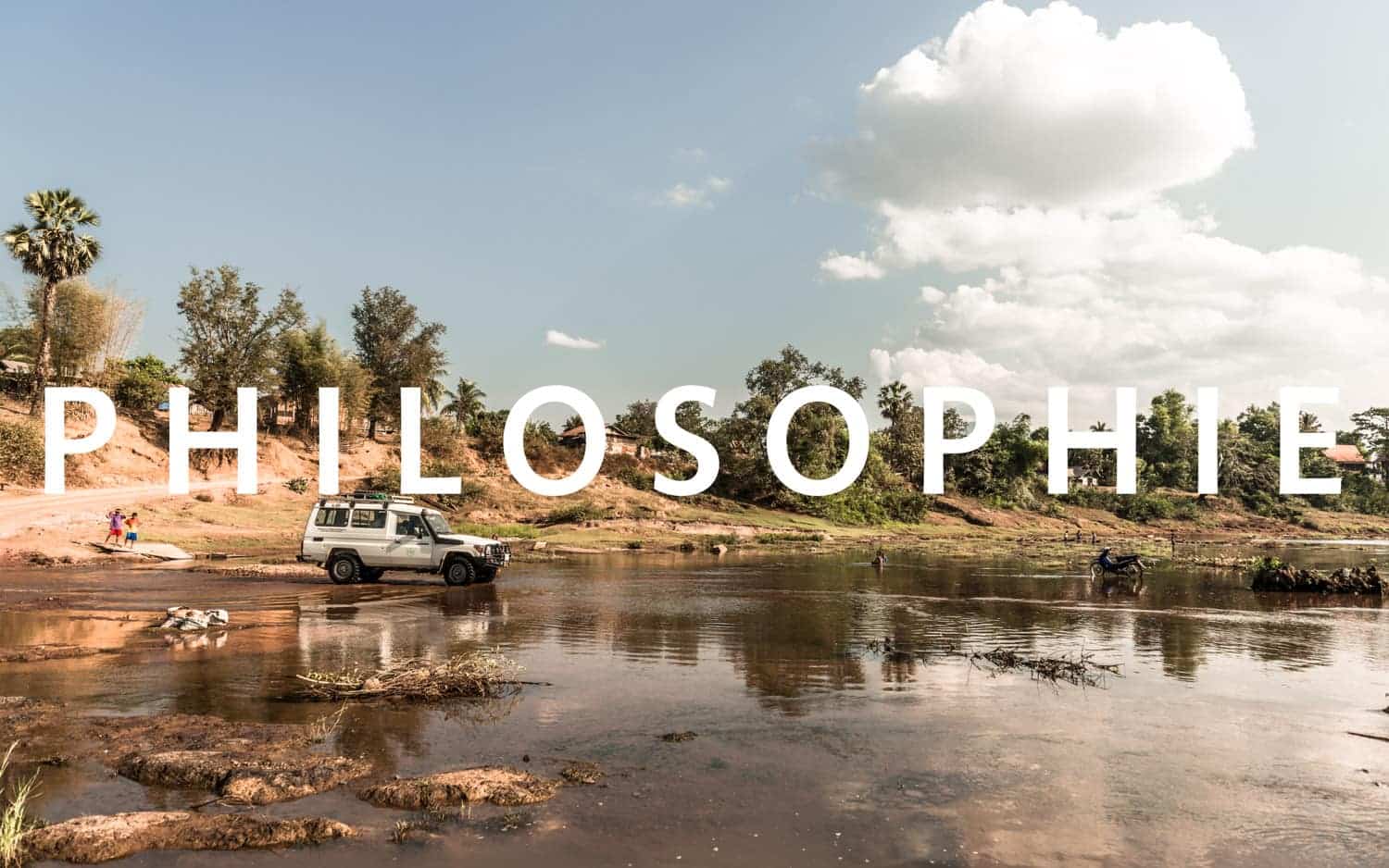 Philosophie Header Auto überquert Fluss