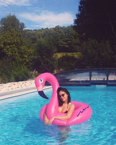 Agathe Auproux TPMP est dans une piscine sur sa bouée gonflable flamant rose