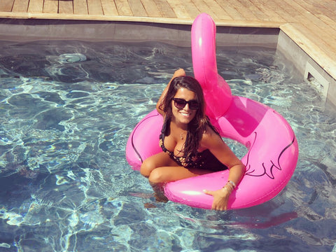 Karine Ferri animatrice en maillot de bain sur une bouée gonflable flamant rose dans la piscine