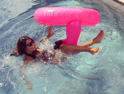 Karine ferri fait une chute dans l'eau avec sa bouée gonflable flamant rose sunnylife