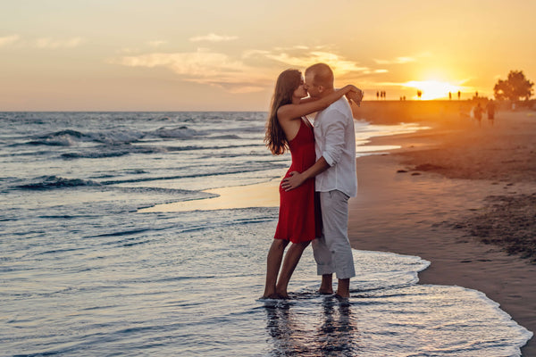 couple kissing on beach | Wedding Planning Checklist