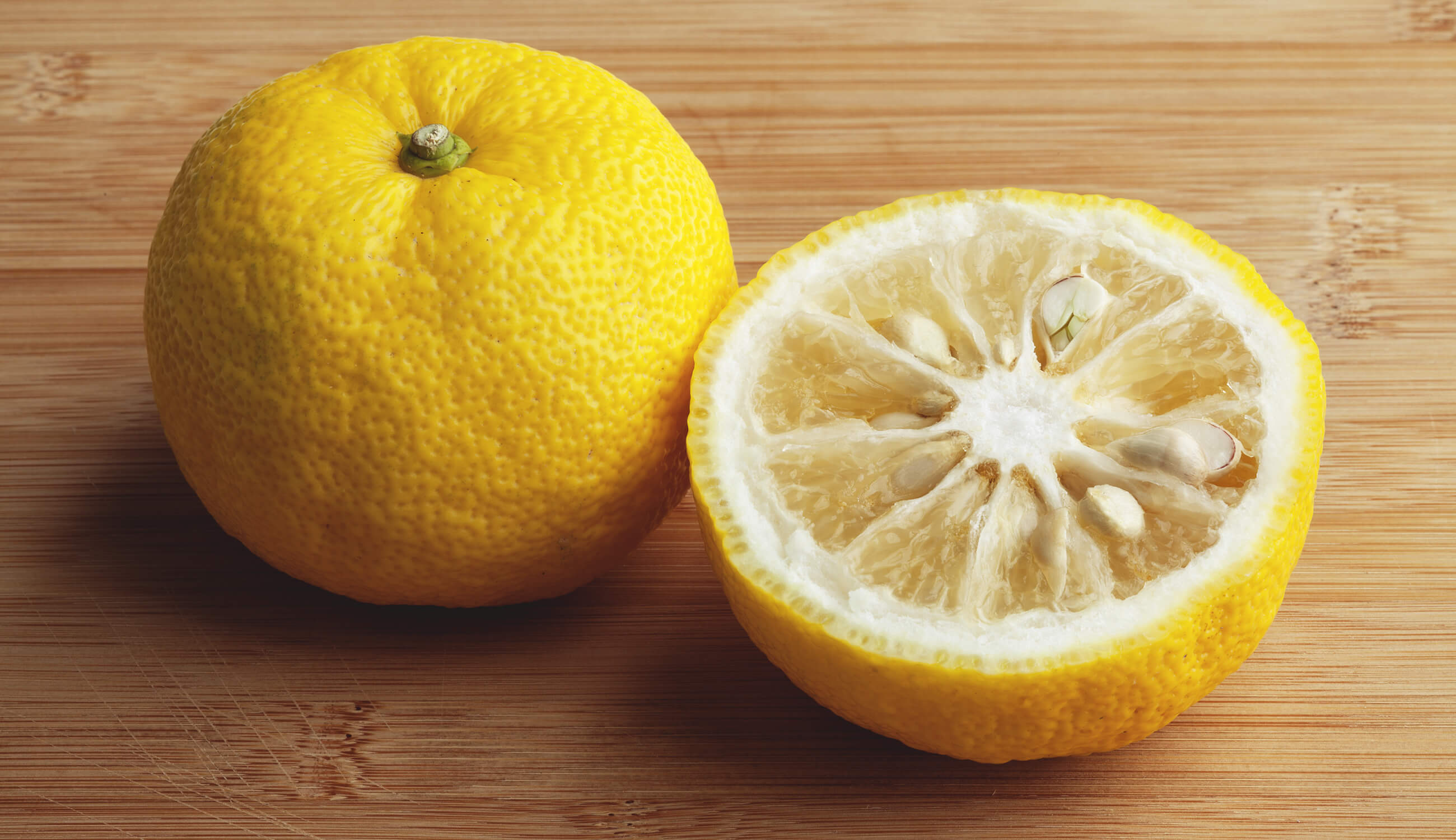 Юдзу манго. Юзу фрукт. Японский лимон.