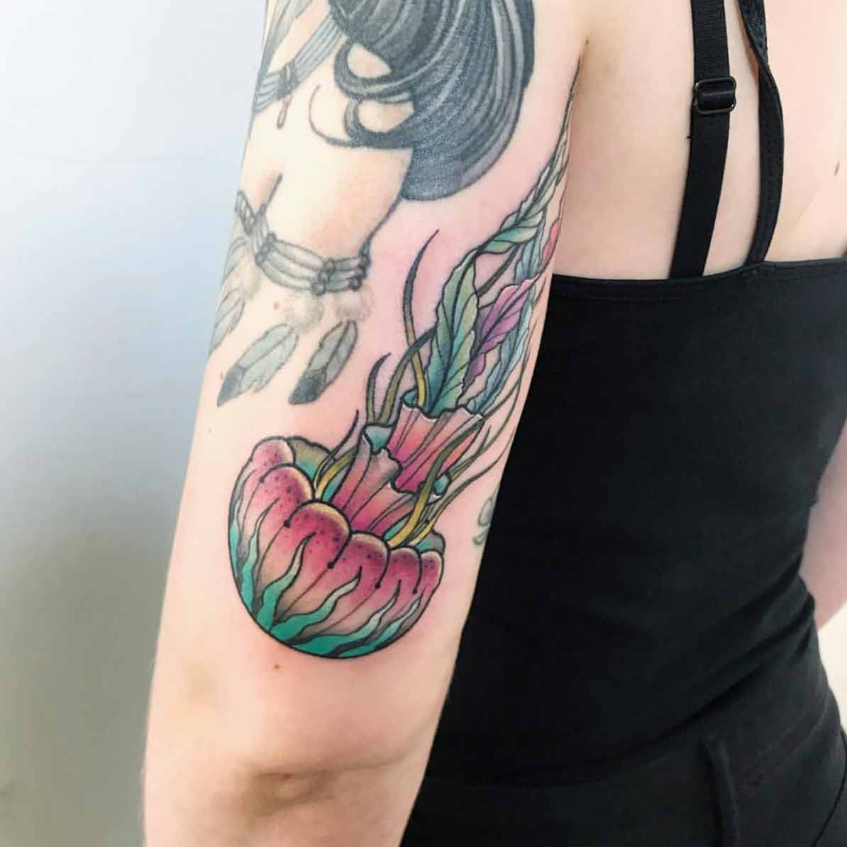 Tatuaje de medusa realizado con la maquina de tatuaje ultra ligera.