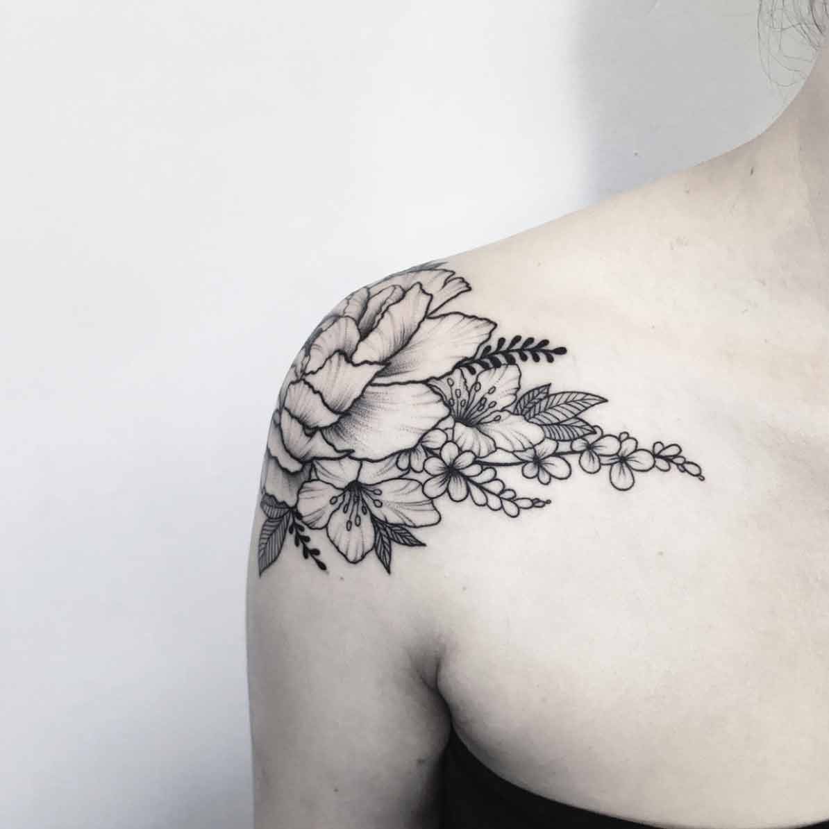 tatuagem preto e branco com máquina de tatuagem LACEnano