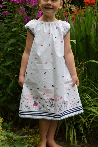 Baumwolle "Butterfly Girls" kombiniert mit Falzgummiband "Glitzer" genäht wurde das eBook - "Sommer Bluse" - Bluse - Schneiderline - Kleid - Sommerkleid - Baumwollkleid - Webwarenkleid - Nähen für Mädchen - Stoff & Schnitt - Glückpunkt