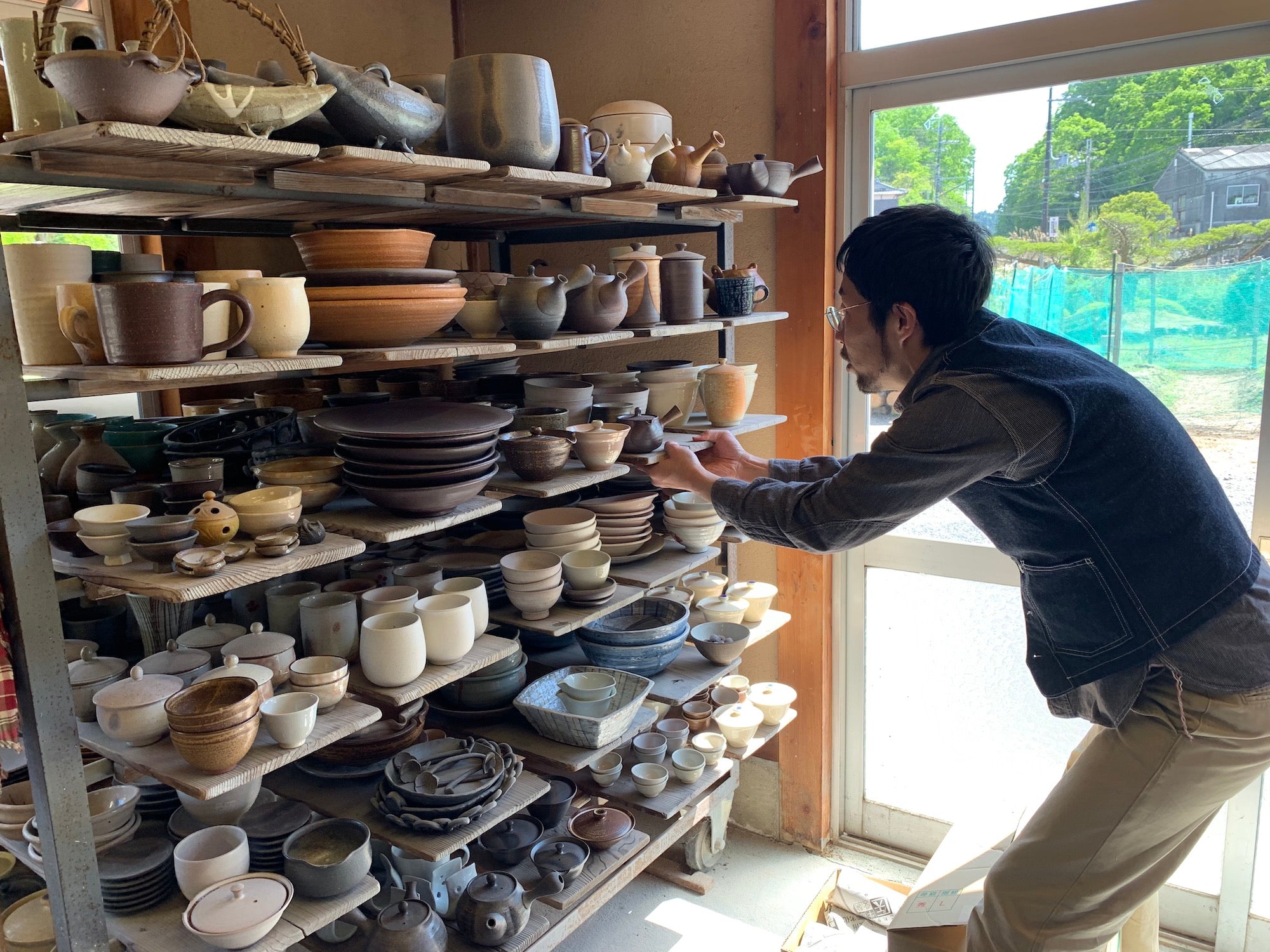 étagère de poteries artisanales du Japon