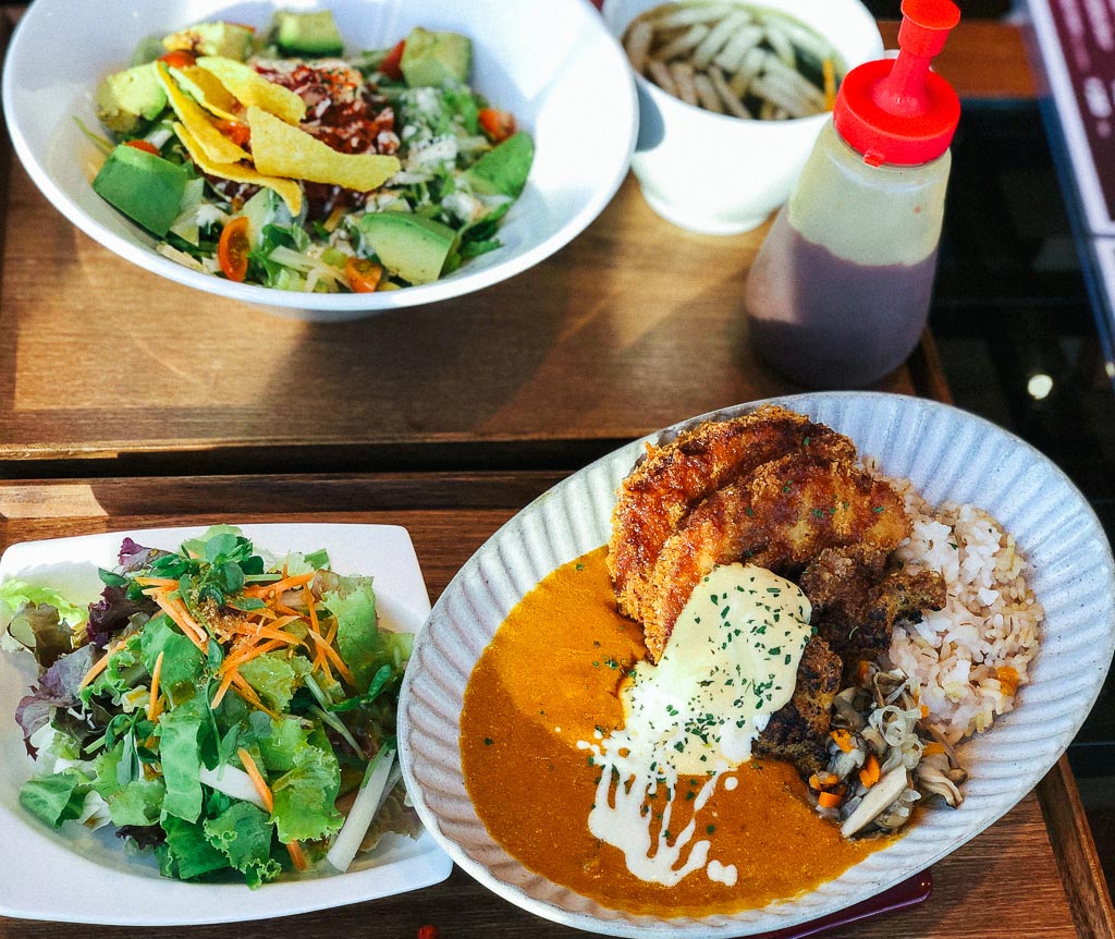 plate of vegan curry at 楽ロビKITCHEN / RAKU ROBI KITCHEN naha, okinawa, japan