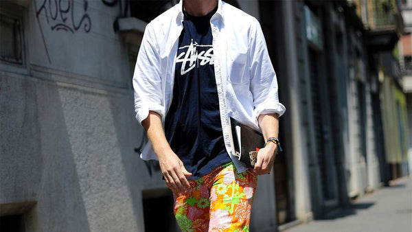 mode streetwear vêtement surdimensionnés portés par un homme