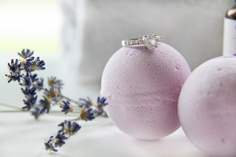 How to make bath bombs with rings inside